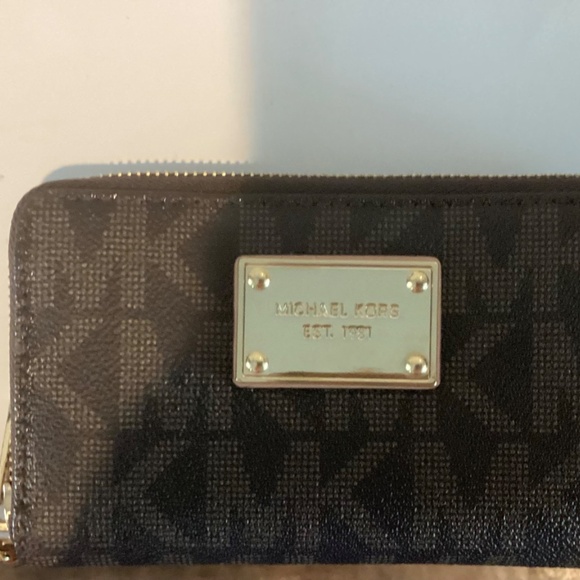 Michael Kors Signature logo Wristlet Wallet - Picture 4 of 11
